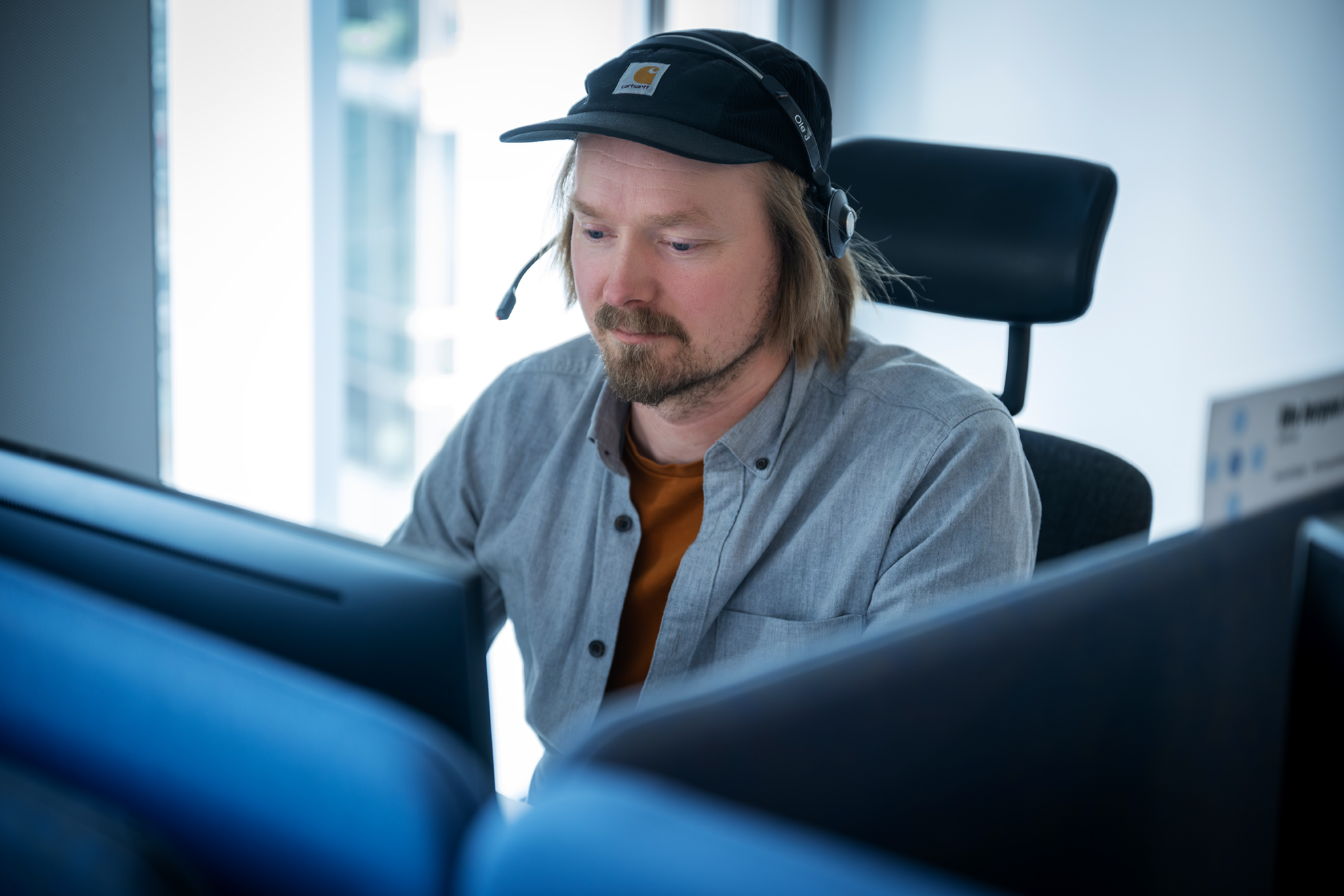 En ansatt i Hemit snakker på telefonen med en ansatt fra sykehuset som trenger hjelp