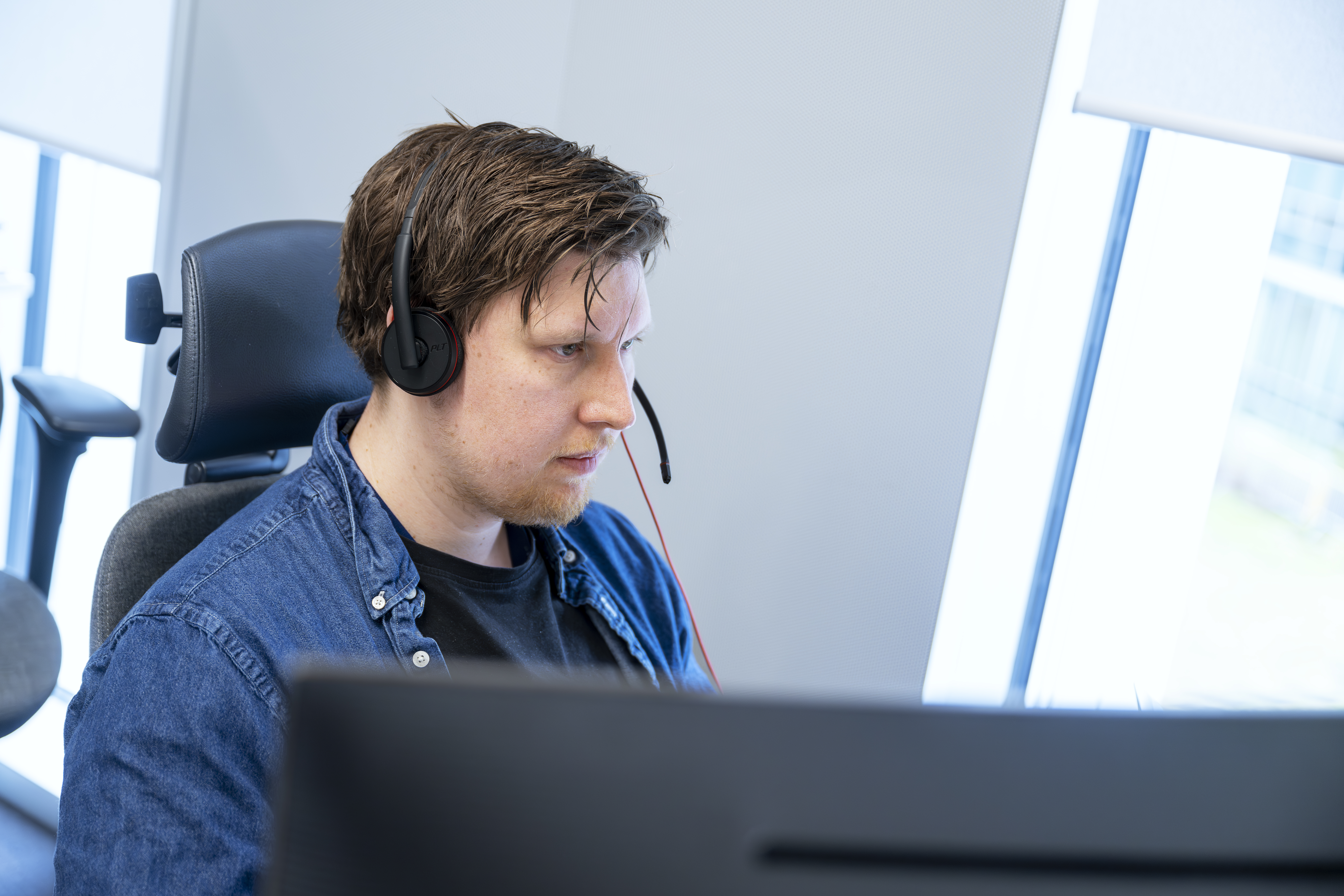 En ansatt i Hemit snakker i telefonen med en helsearbeider