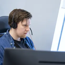 En ansatt i Hemit snakker i telefonen med en helsearbeider