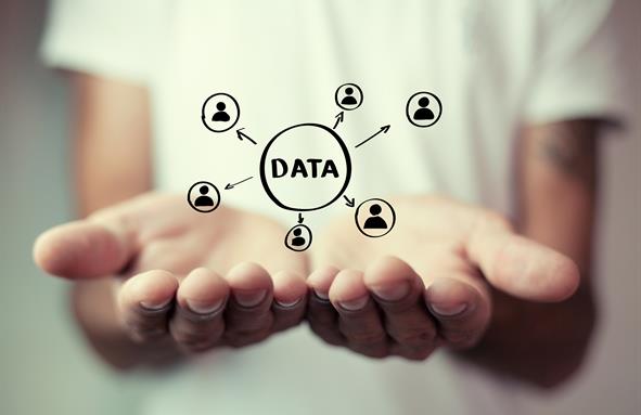 To åpne hender som omfavner datatekst tegnet inn i fotoet