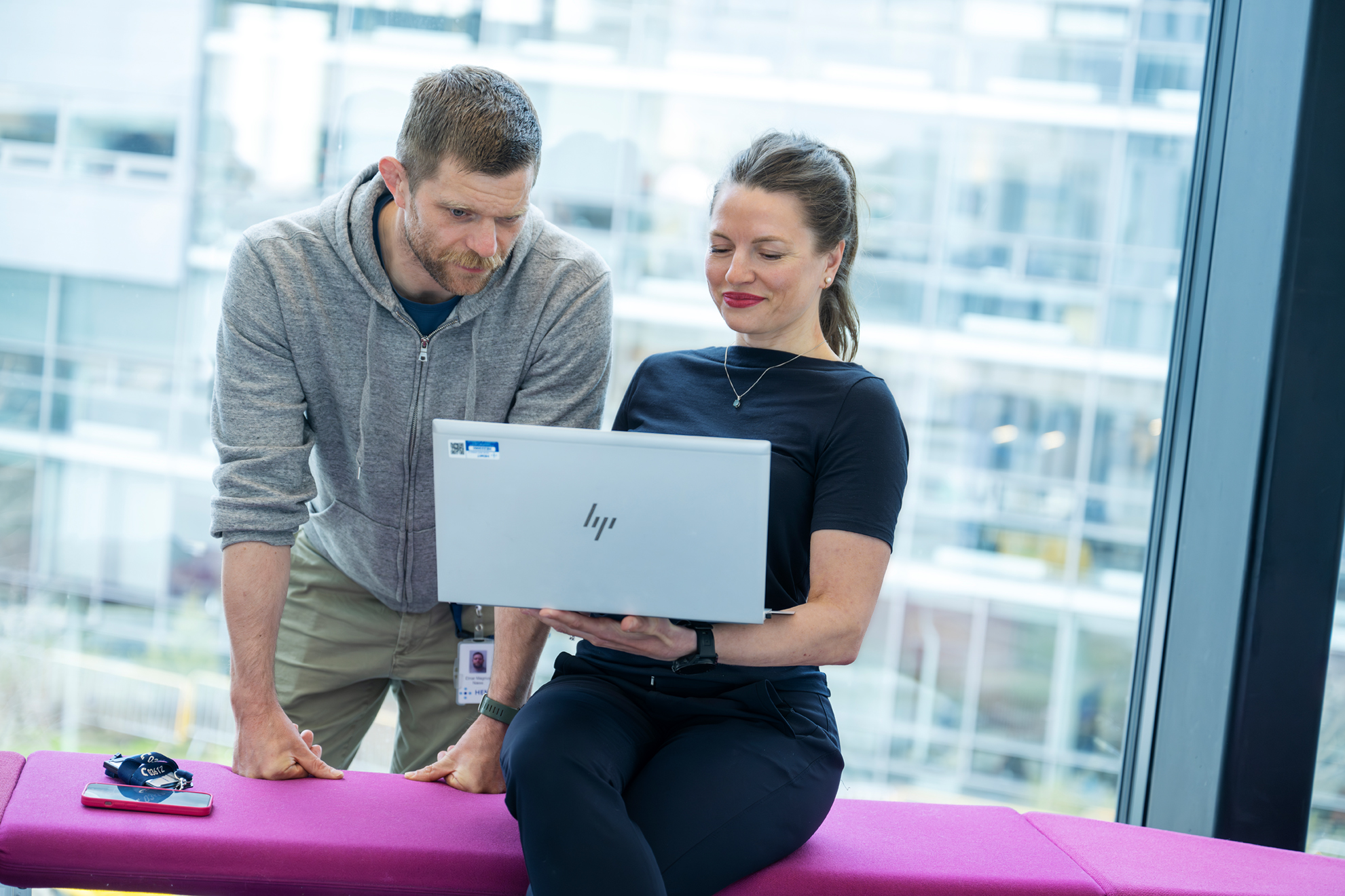 To ansatte i Hemit har en samtale om felles oppgaver