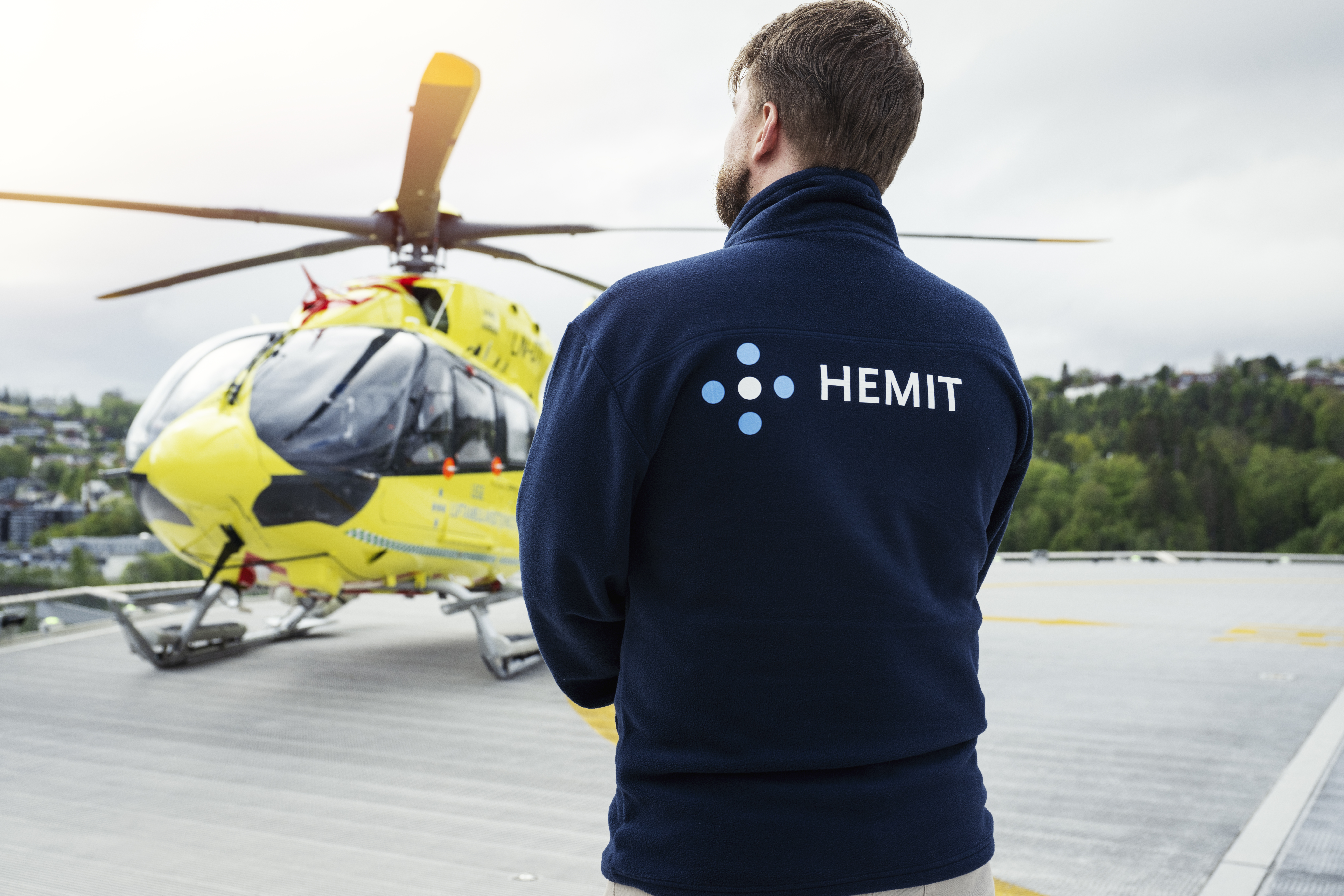 Ansatt fra Hemit står på helikopterdekket og venter på helsepersonell