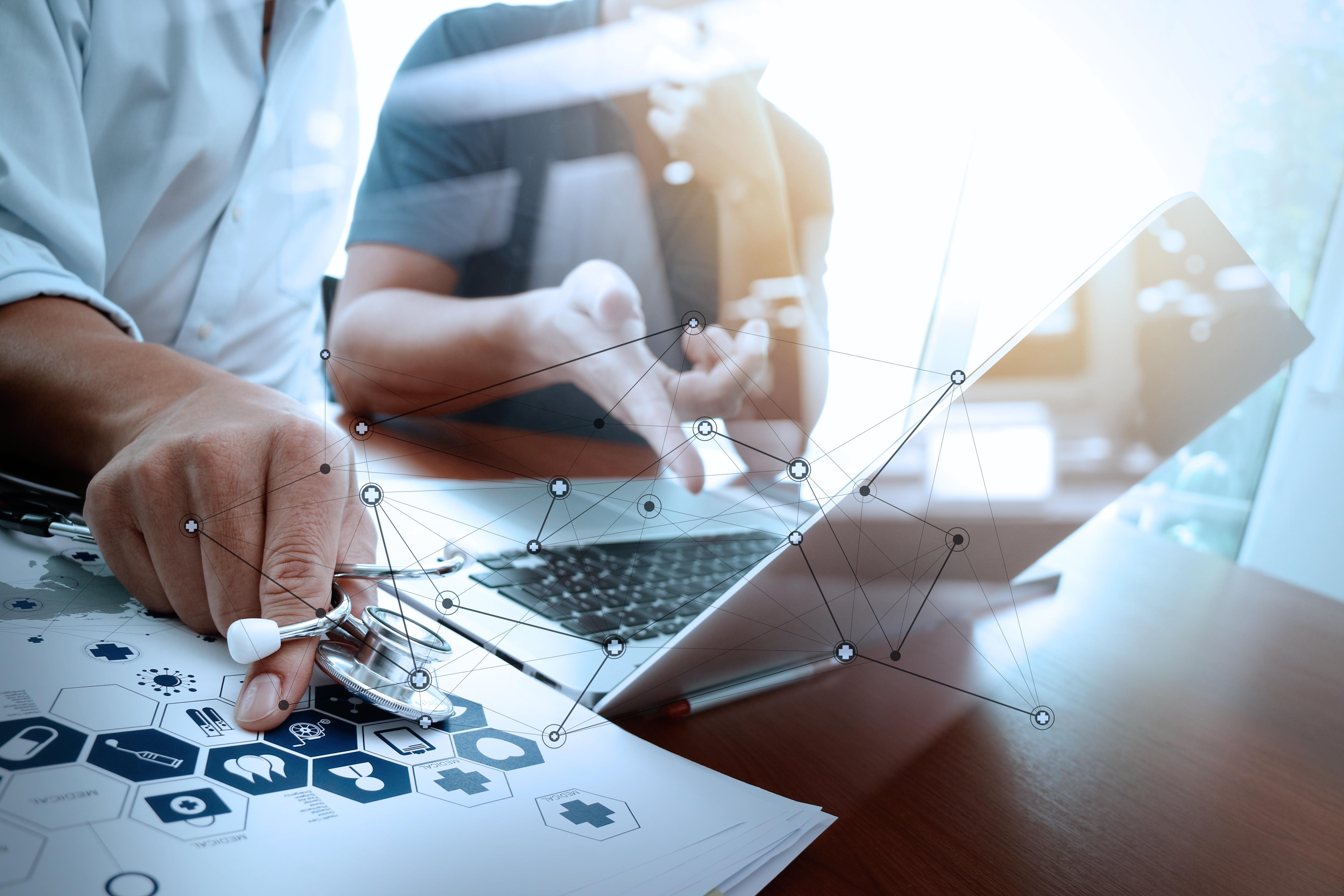 Ansatt i Hemit snakker med helsepersonell om IKT løsninger