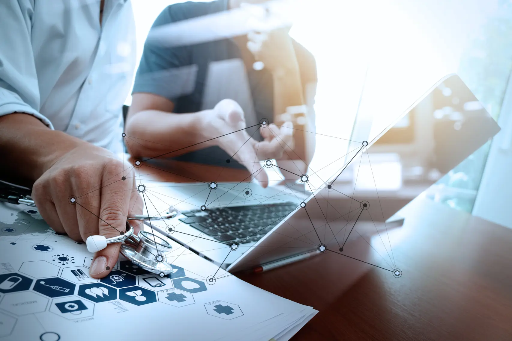 Ansatt i Hemit snakker med helsepersonell om IKT løsninger