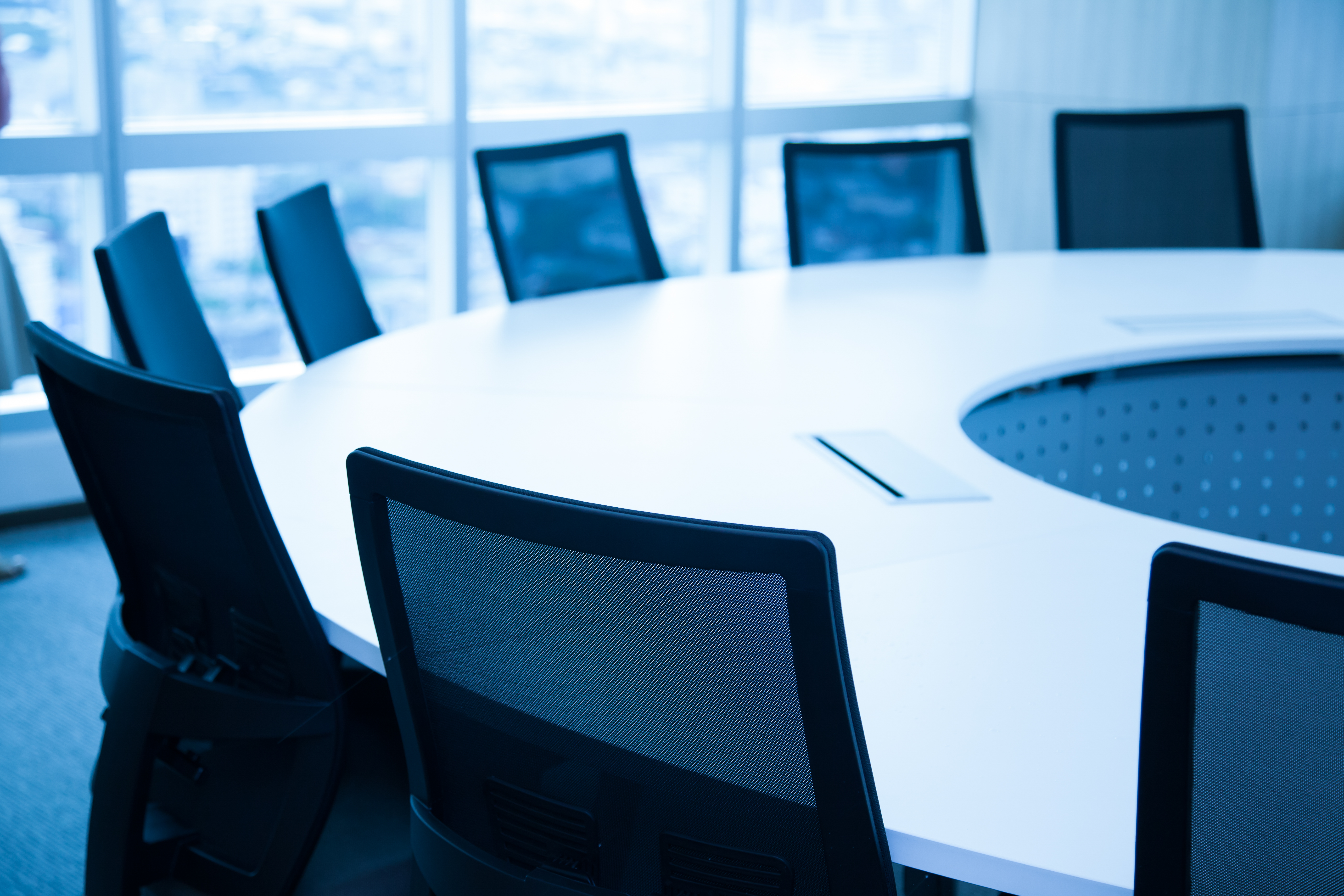 Mange tomme stoler i et møterom