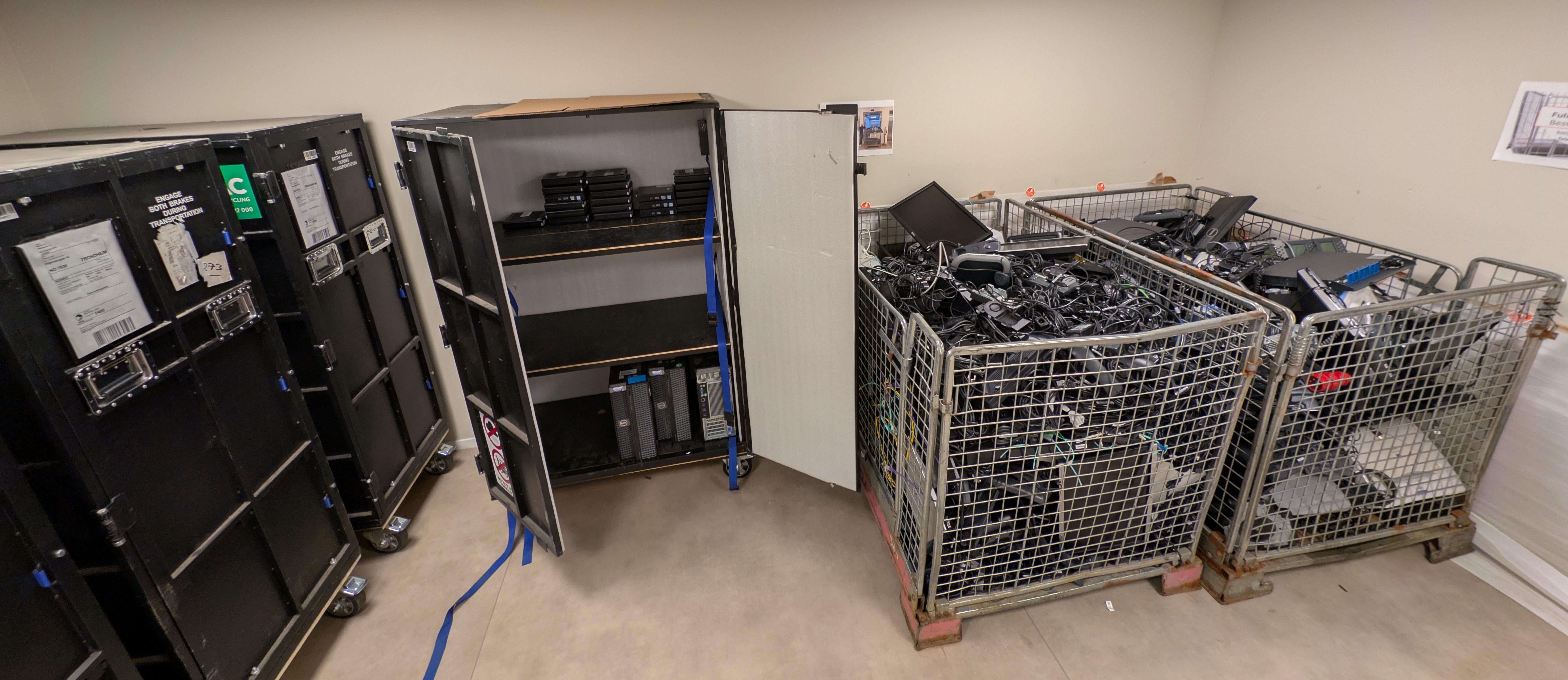 Et rom med gammelt IT-utstyr