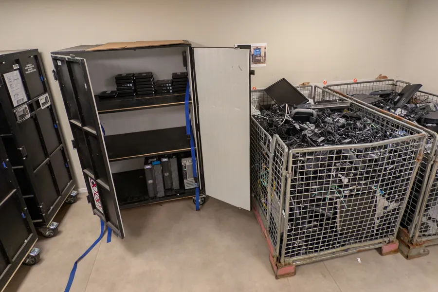 Et rom med gammelt IT-utstyr