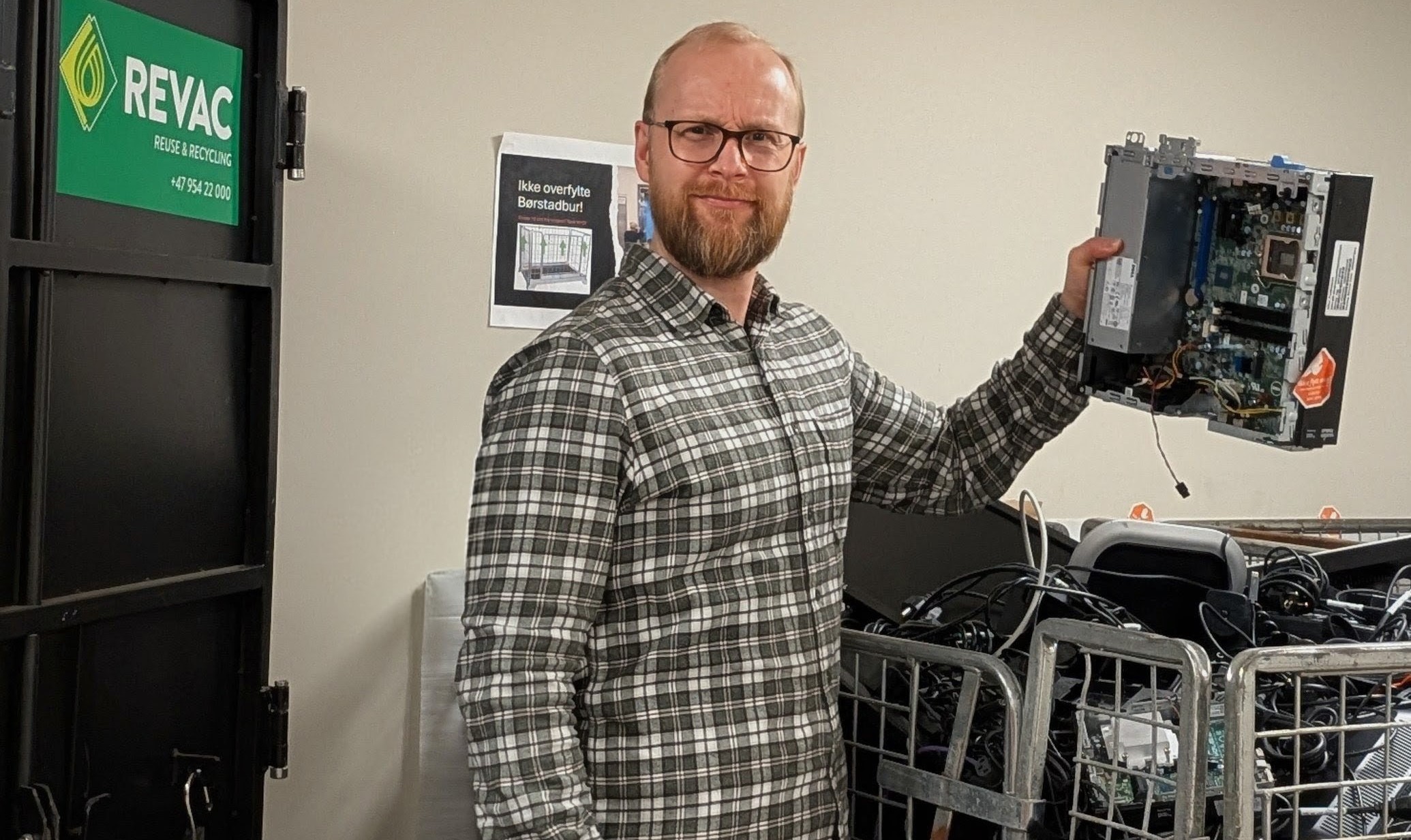 En mann som holder en gammel PC