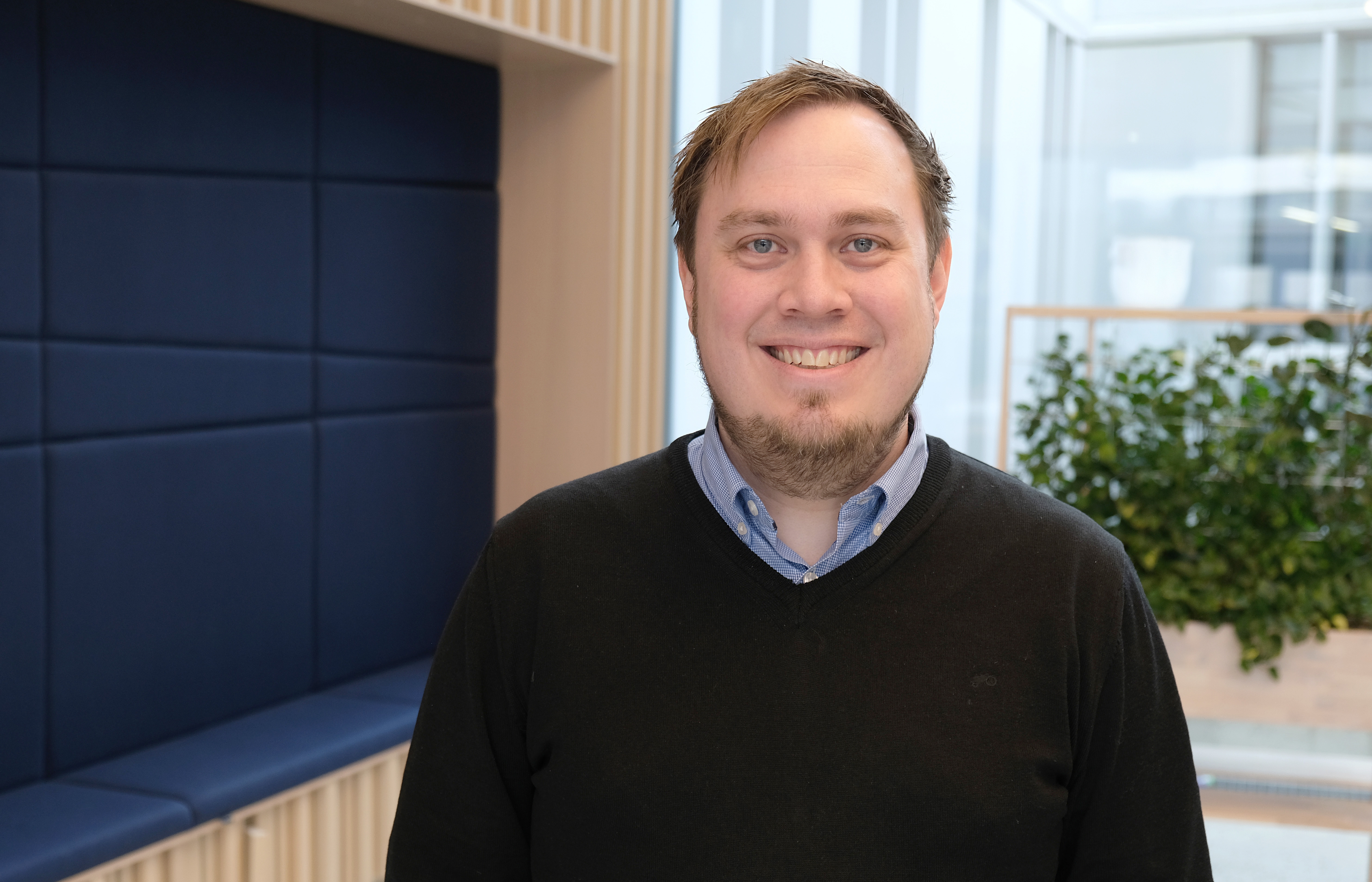 En mann som smiler til kameraet