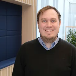 En mann som smiler til kameraet