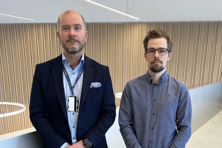 Et par menn som poserer for kameraet