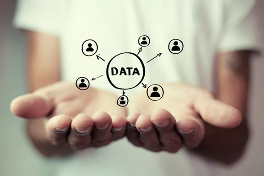 Grafisk illustrasjon av data. Dataene er tegnet inn i et fotografi av to åpne hender som omfavner dataene.