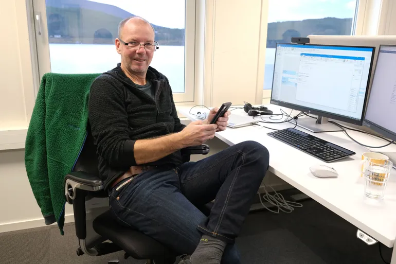 Kjetil Morken sitter ved pc-en