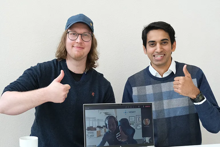 Fredrik, Jeevith og John (på skjerm) er storfornøyde med resultatet i HyperHack 2022.