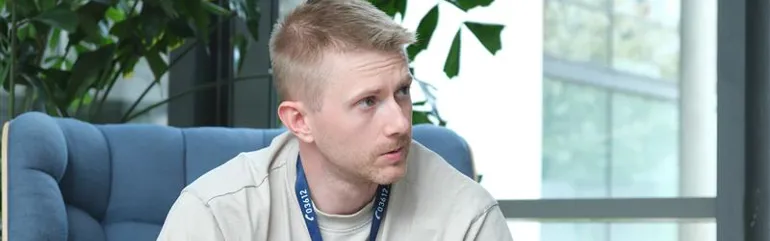 Rune Lien sitter ved et bord med en bærbar datamaskin