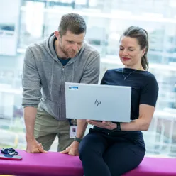 To Hemit ansatt ser på en pc skjerm