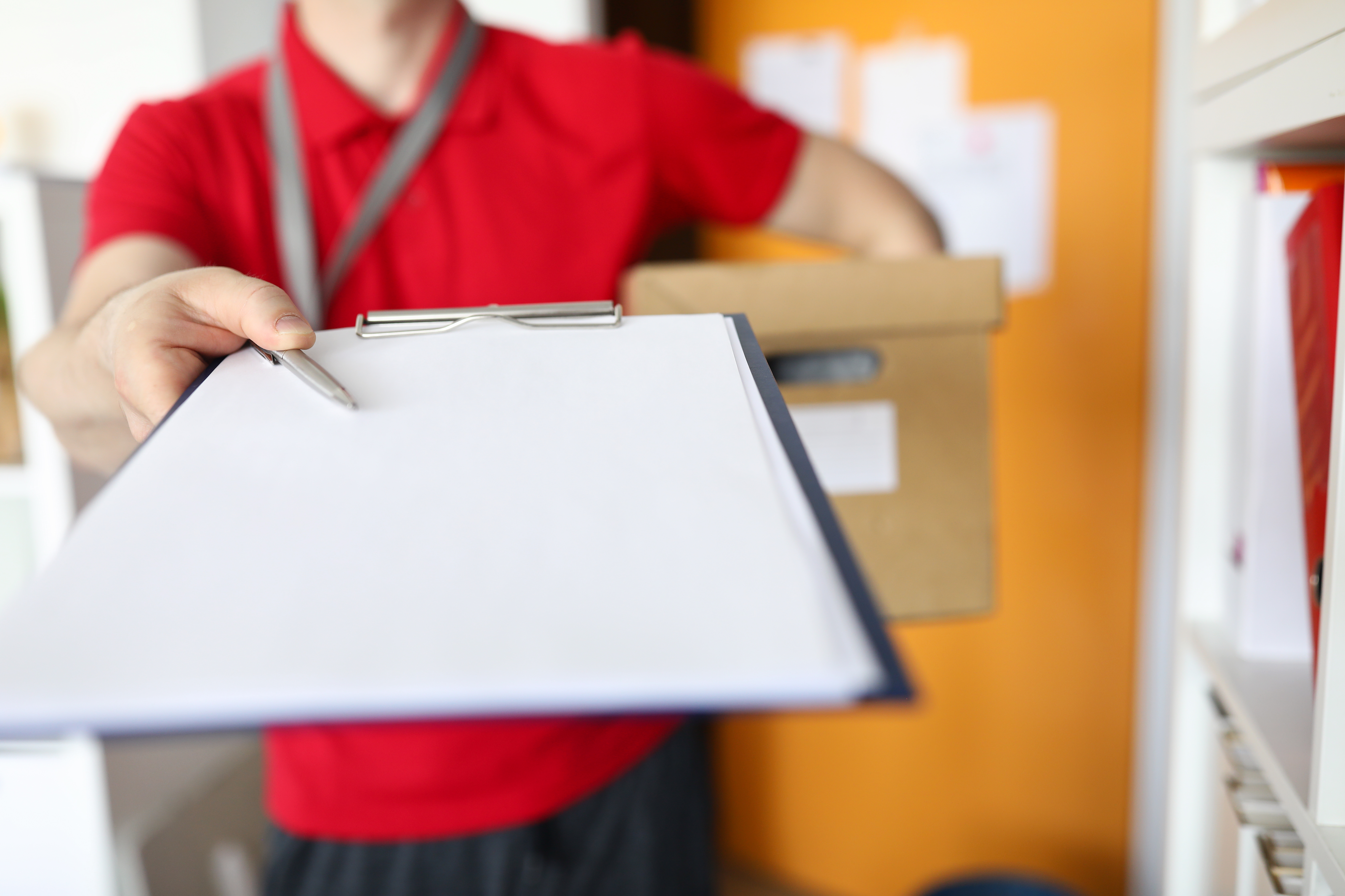 Postbud med dokument for signering