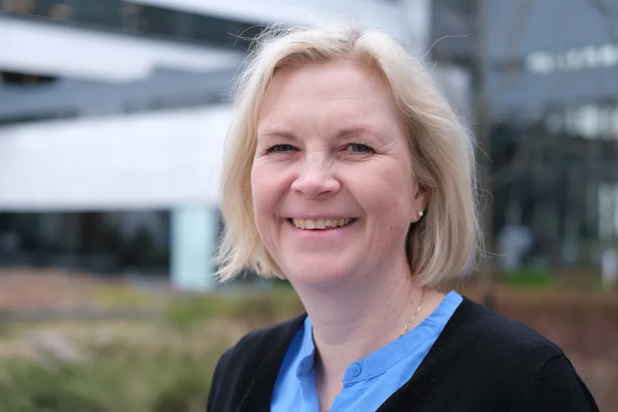 Heidi Karlsrud som smiler for kameraet