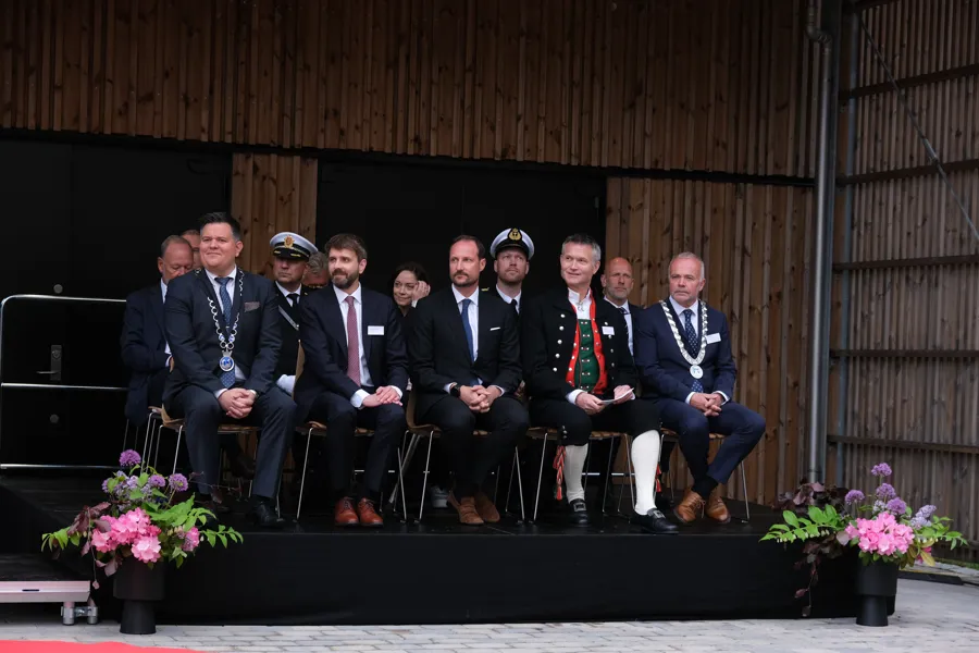 Menn i dress på åpning av sykehuset