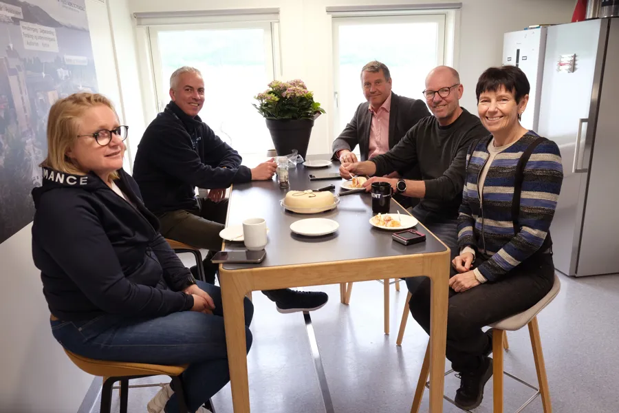En gruppe mennesker som sitter rundt et bord