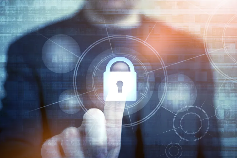 Mann klikker på en elektronisk hengelås