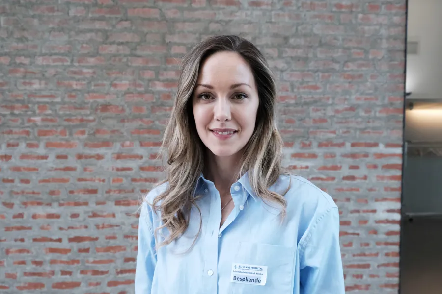 En person i blå skjorte