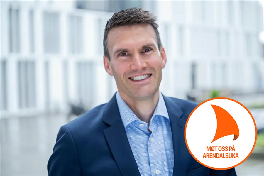 En mann som smiler til kameraet