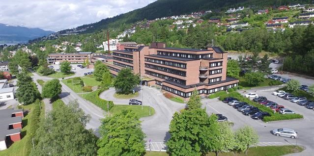 En stor bygning med parkeringsplass