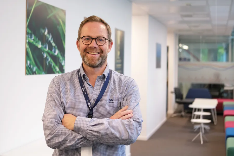 En mann med armene i kors