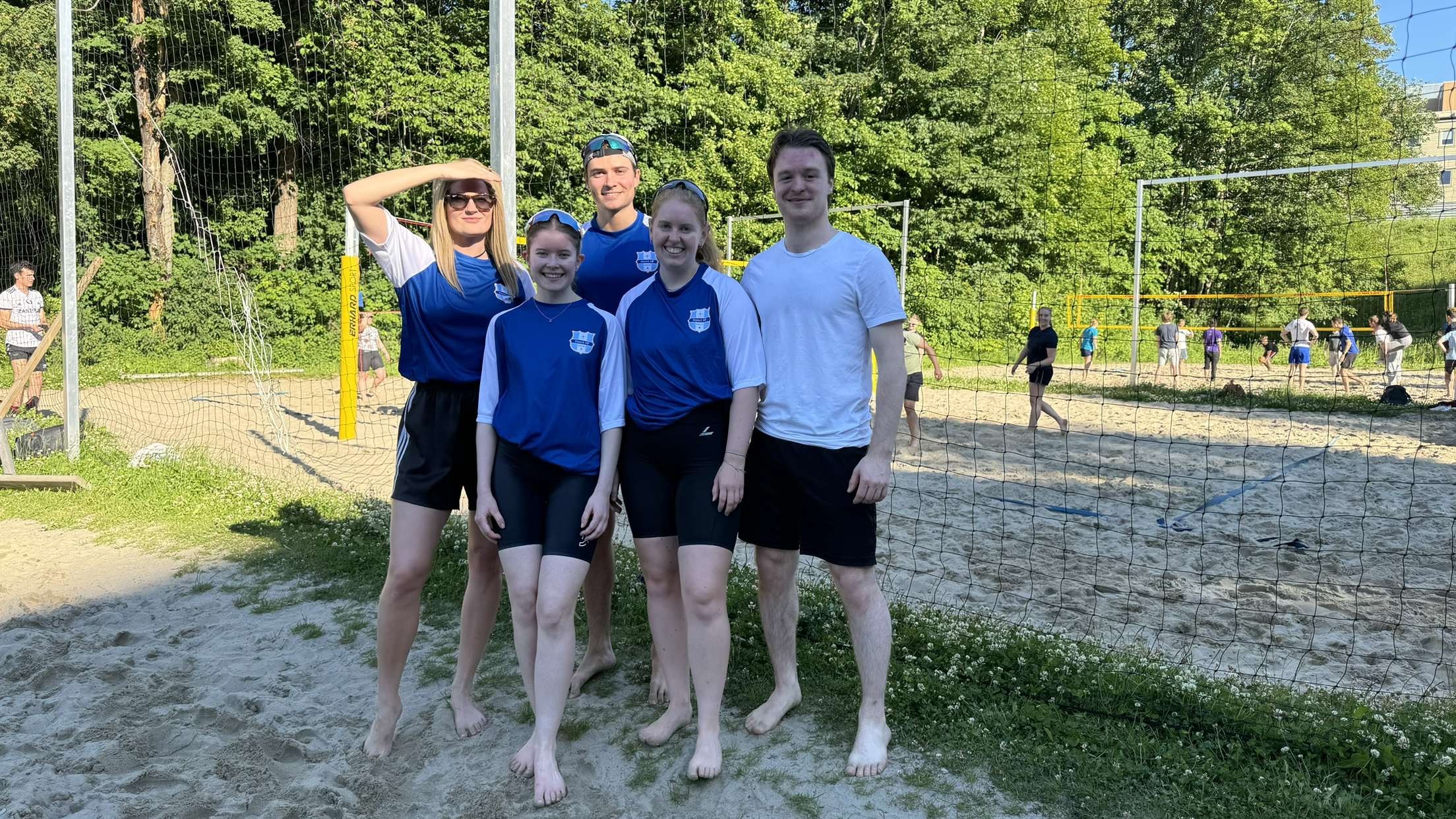 En gruppe mennesker som poserer for et bilde