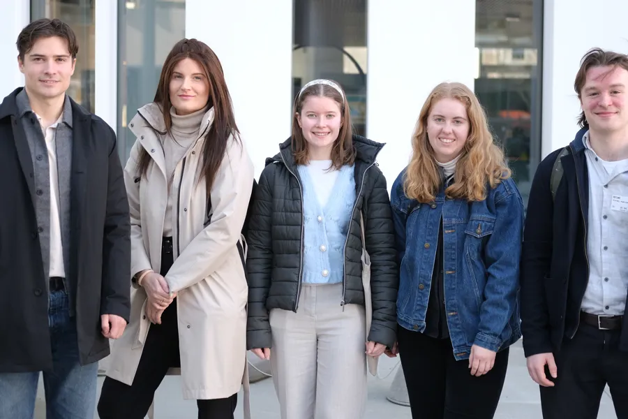 En gruppe mennesker som poserer for et bilde