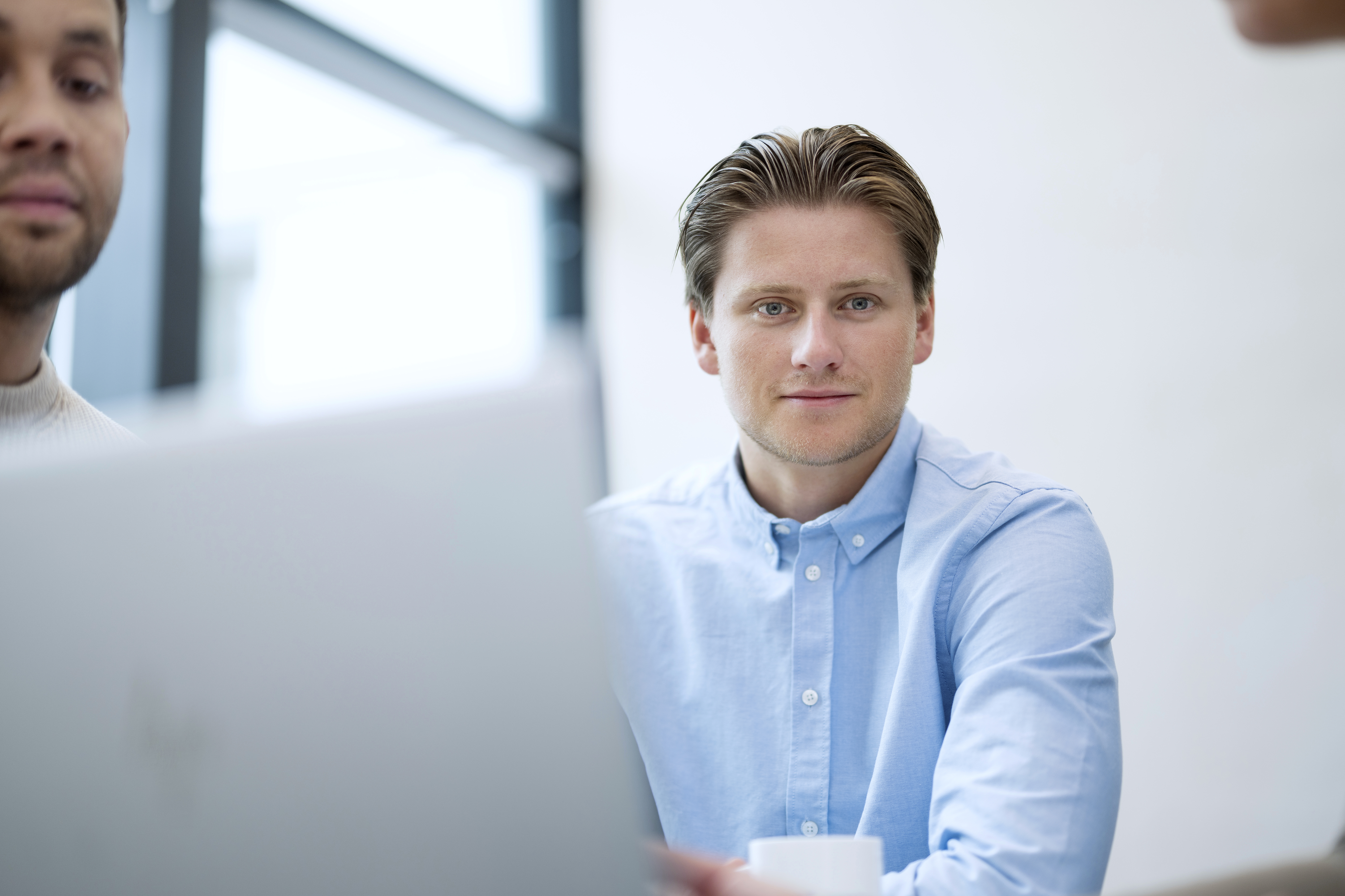 Ung mann som jobber i Hemit