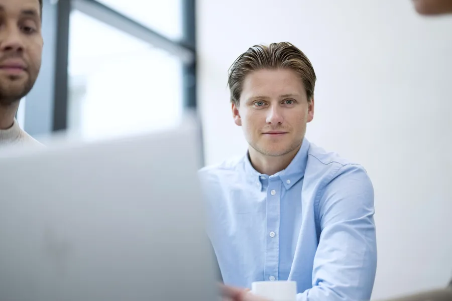 Ung mann som jobber i Hemit