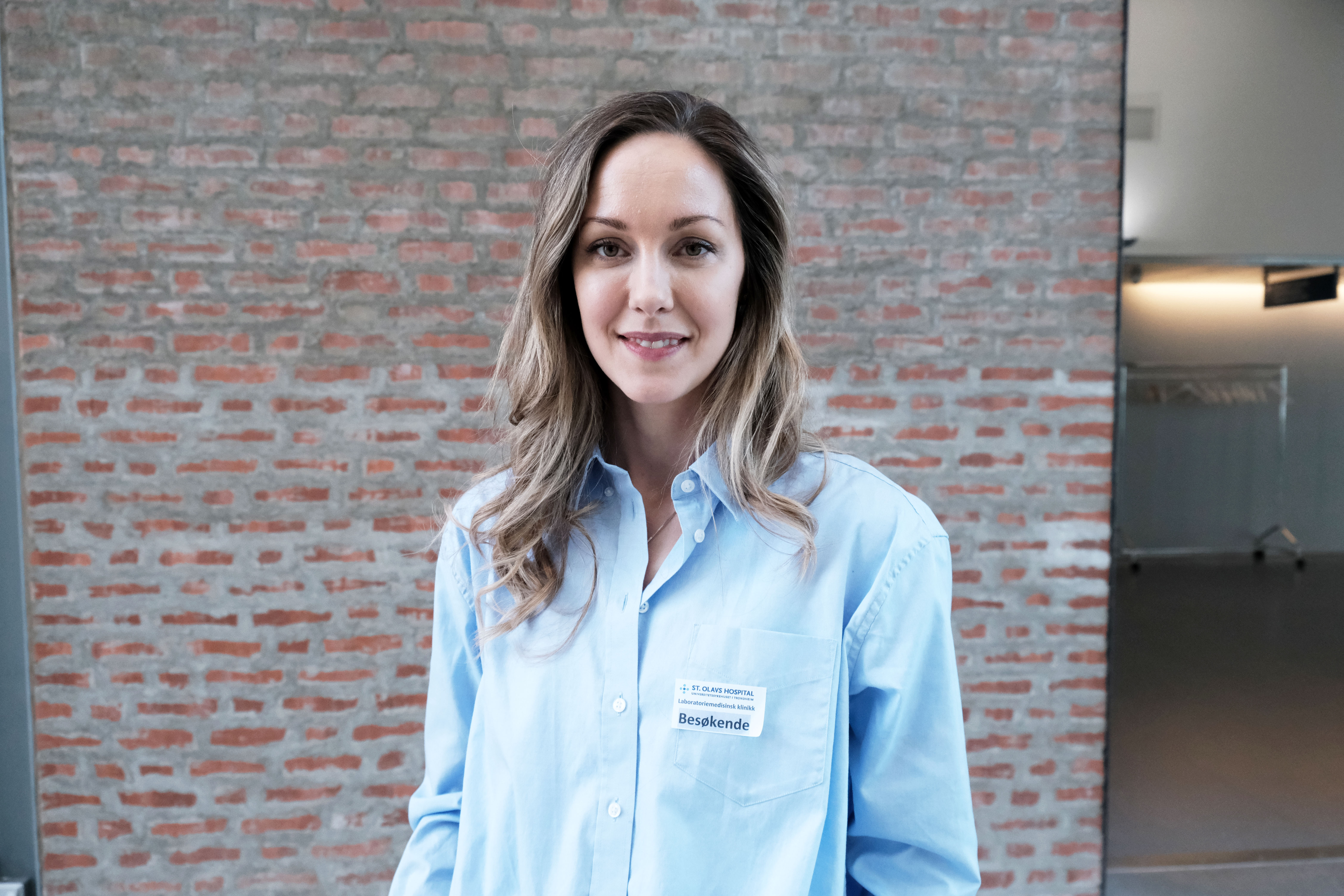 Anne Mari Farstad foran en murvegg
