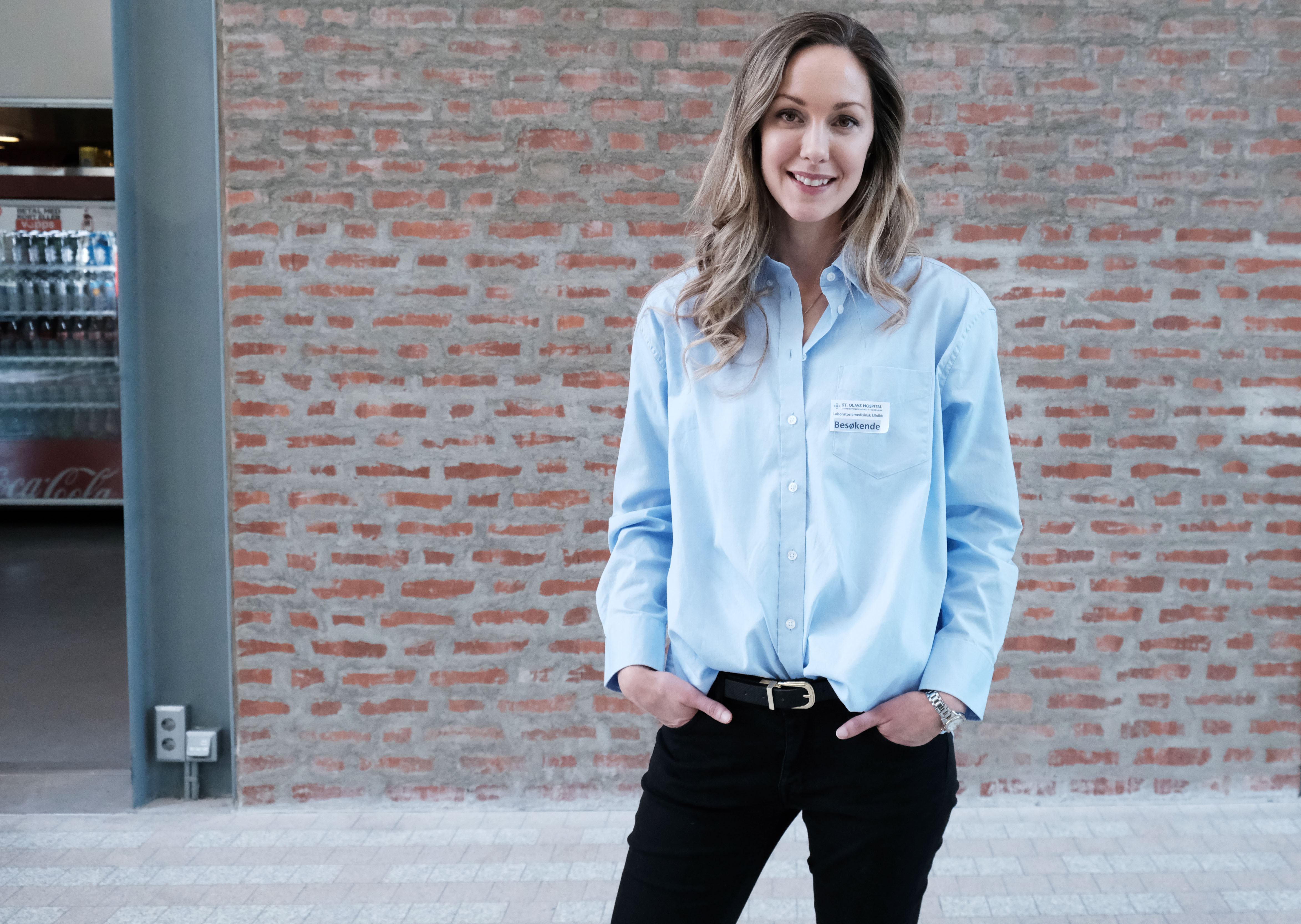 Anne Mari Farstad foran en murvegg