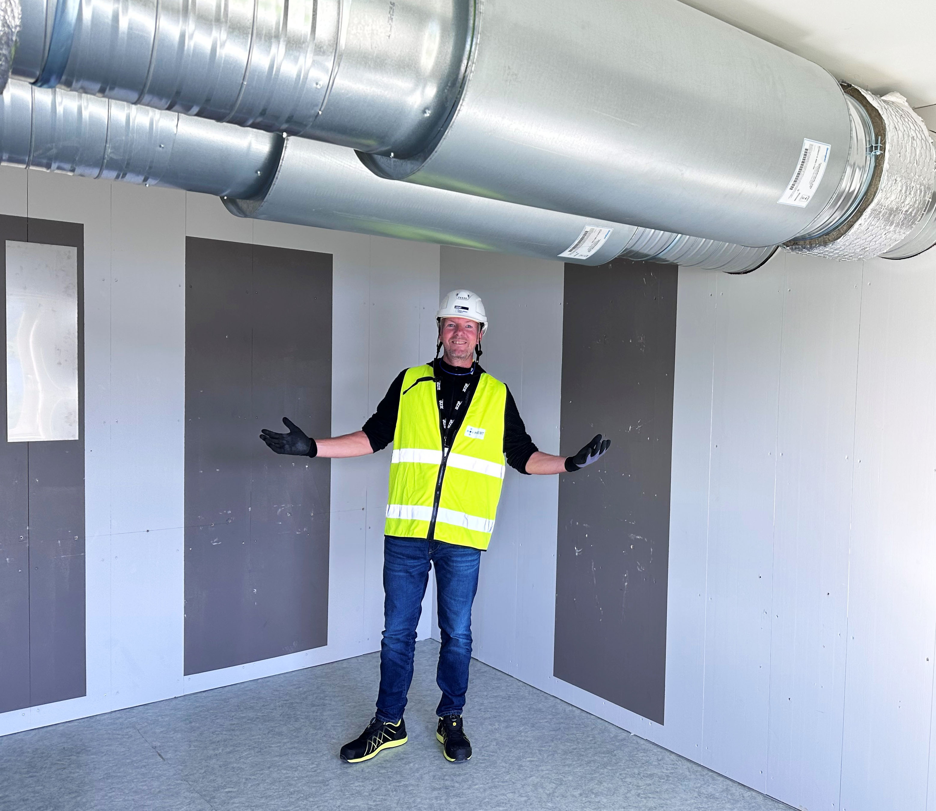 Kjetil Morken viser frem deler av ventilasjonsanlegget på sykehuset ved Hjelset