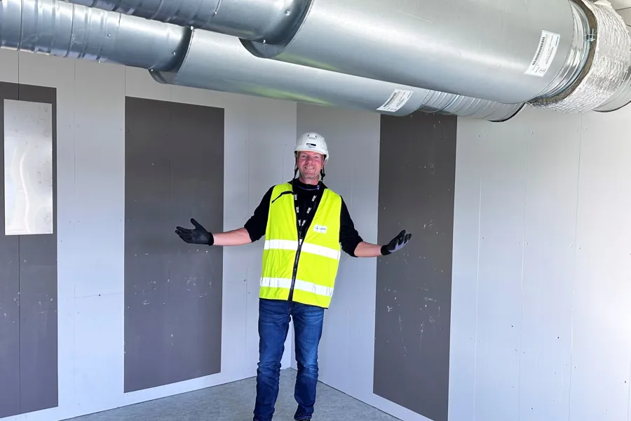 Kjetil Morken viser frem deler av ventilasjonsanlegget på sykehuset ved Hjelset