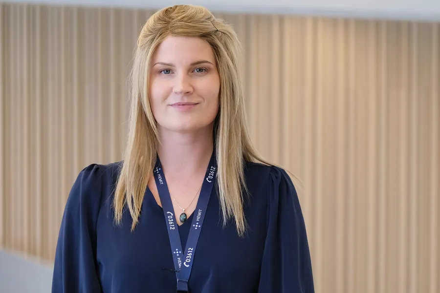 Julianne Brendeløkken har sommerjobb i Hemit i 2024
