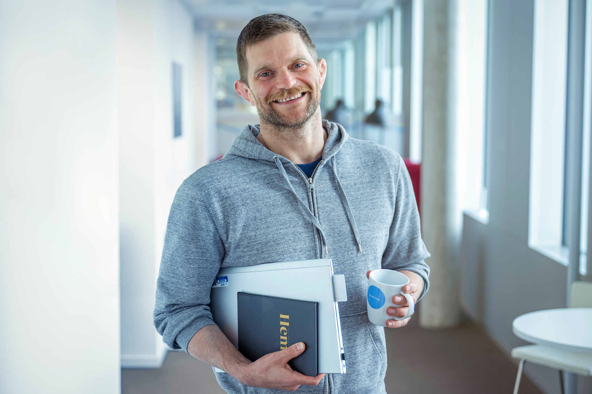 En mann som holder en kopp