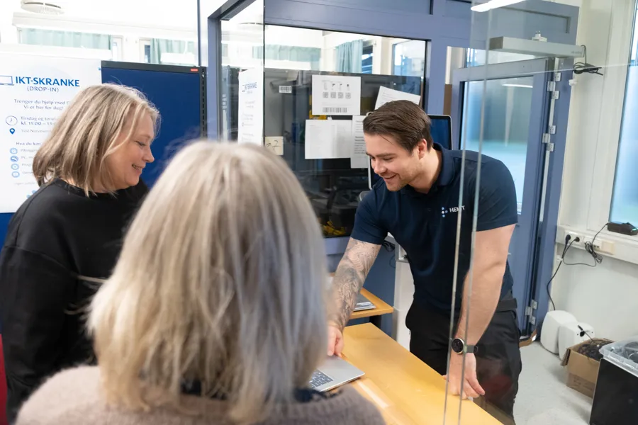 Mannlig ansatt i Hemit står i en servicekiosk og yter service på sykehuset Levanger