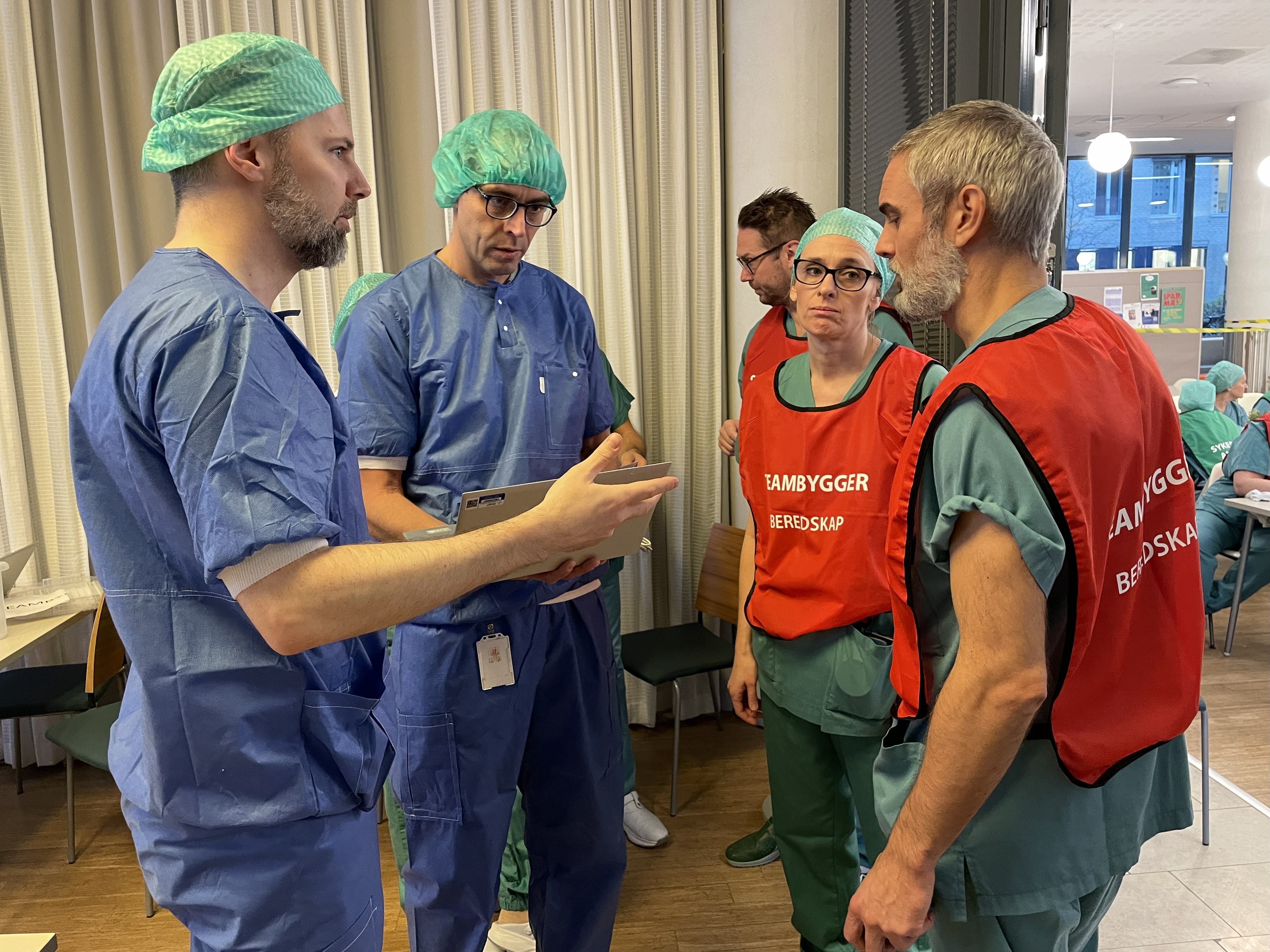 To personer fra Hemit og to personer fra St. Olavs diskuterer øvelsen