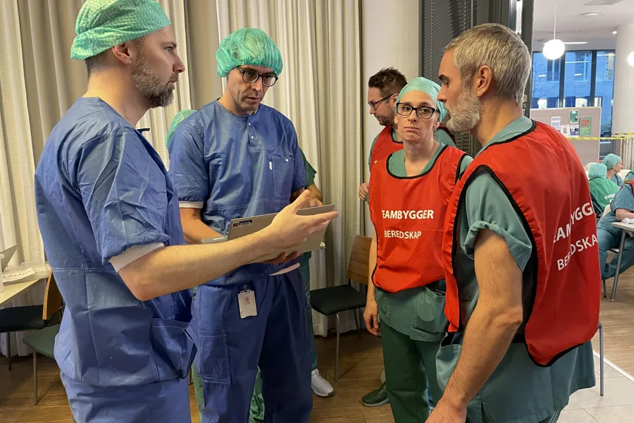 To personer fra Hemit og to personer fra St. Olavs diskuterer øvelsen