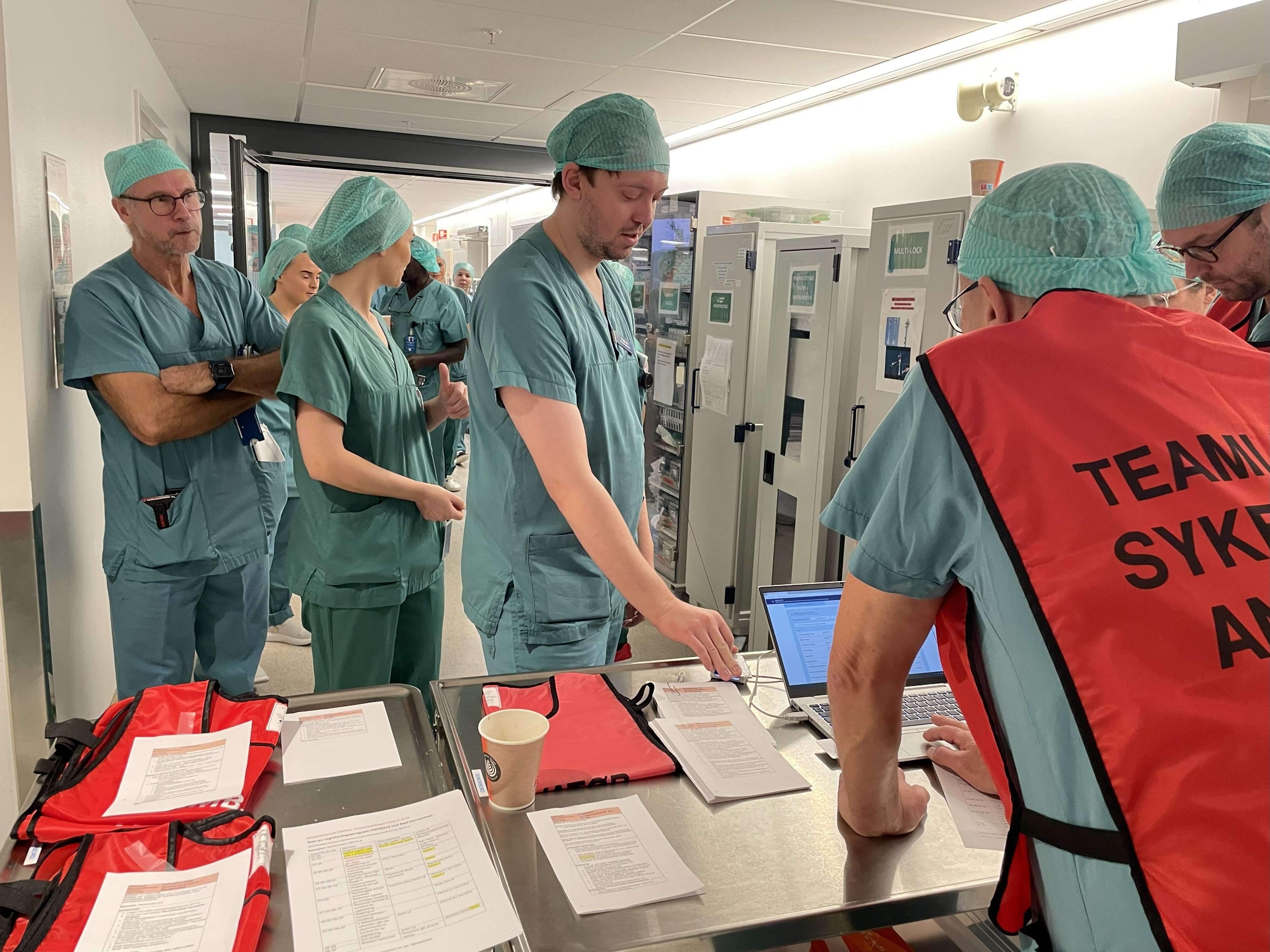 En gruppe mennesker på sykehus på en beredskapsøvelse