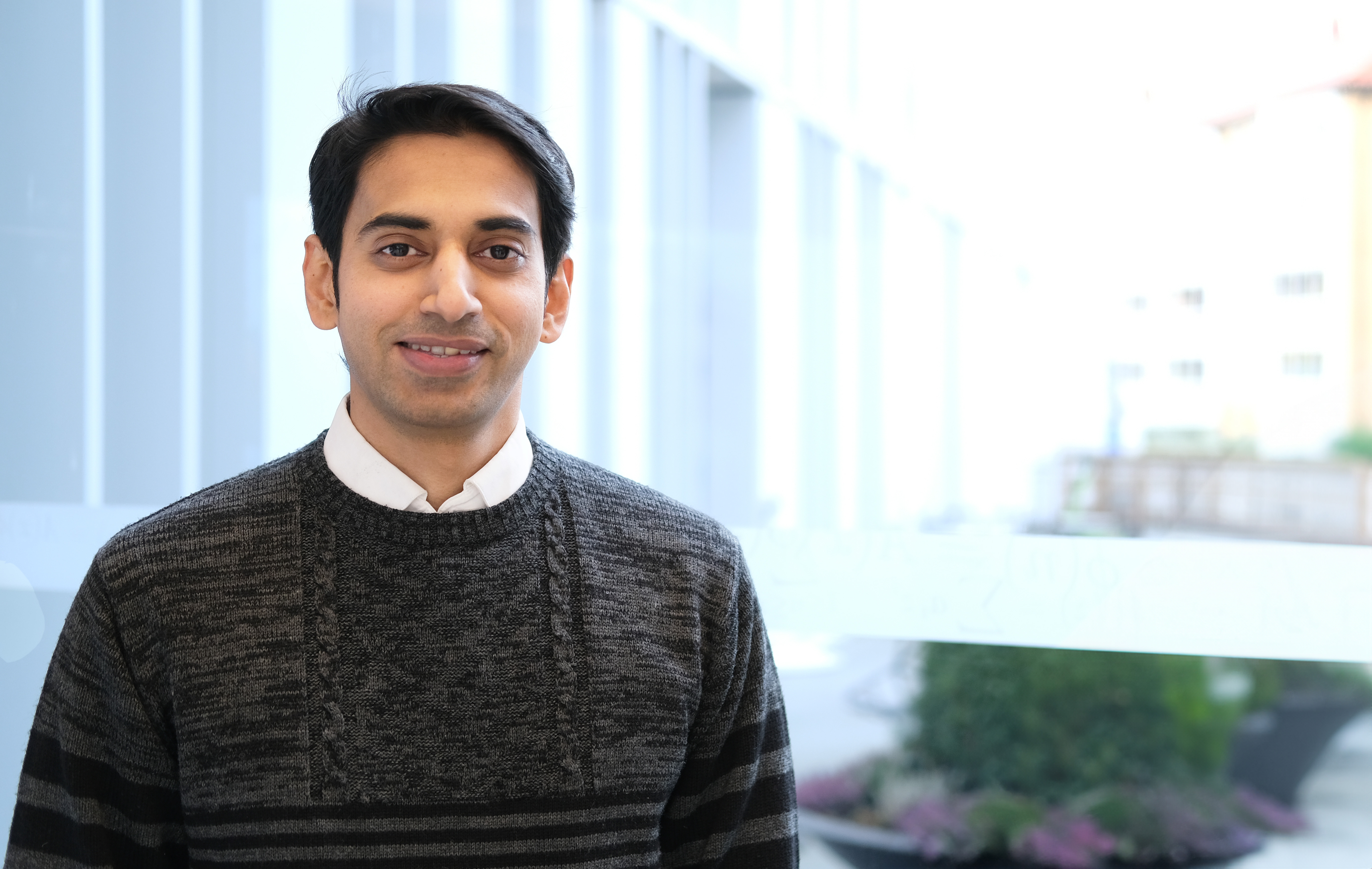 En mann som smiler til kameraet