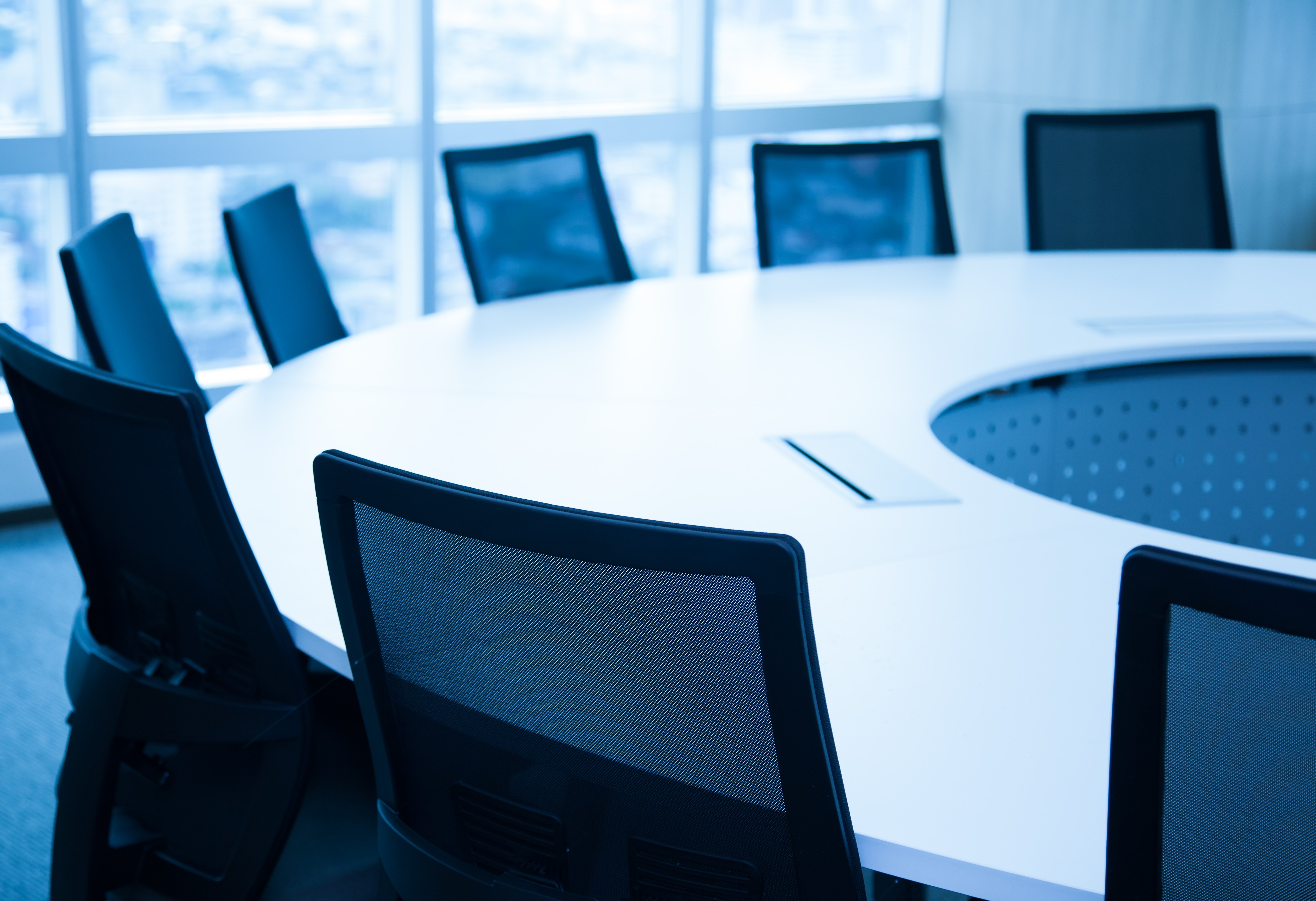 Et konferanserombord med stoler