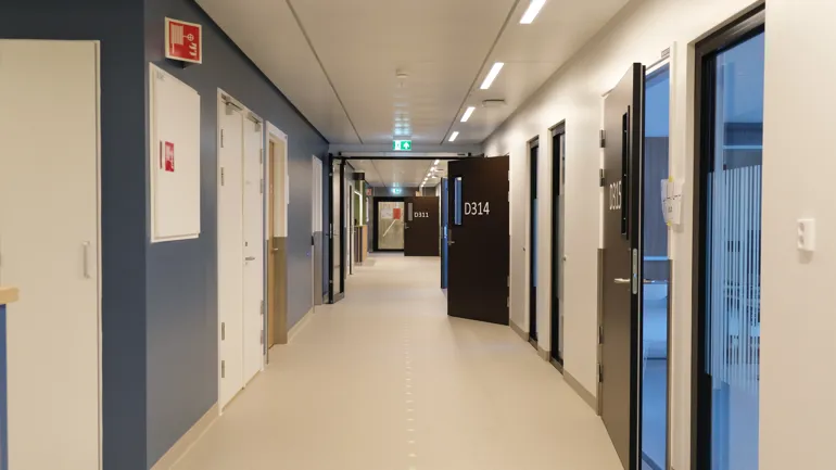 En lang gang med dører