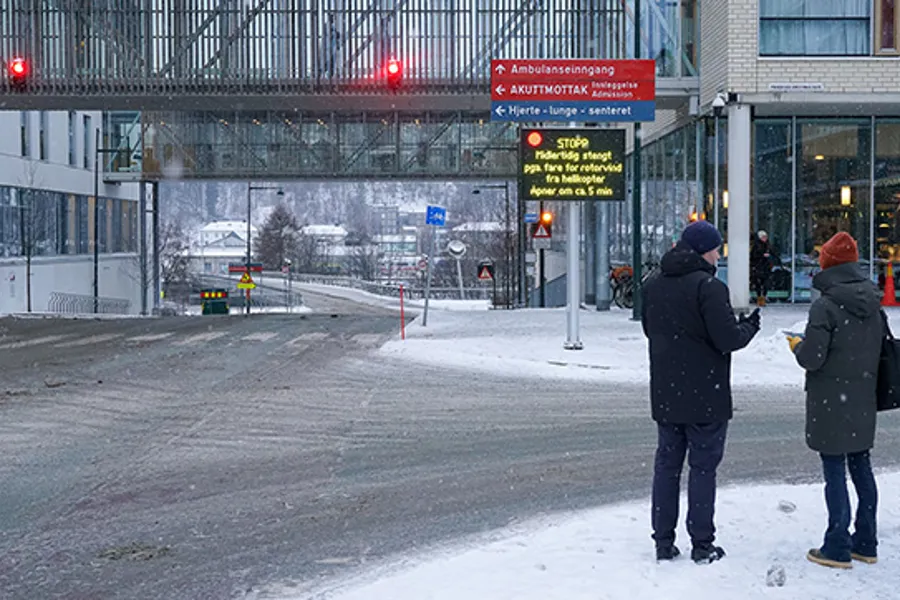 Folk som står på et gatehjørne