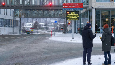 Folk som står på et gatehjørne