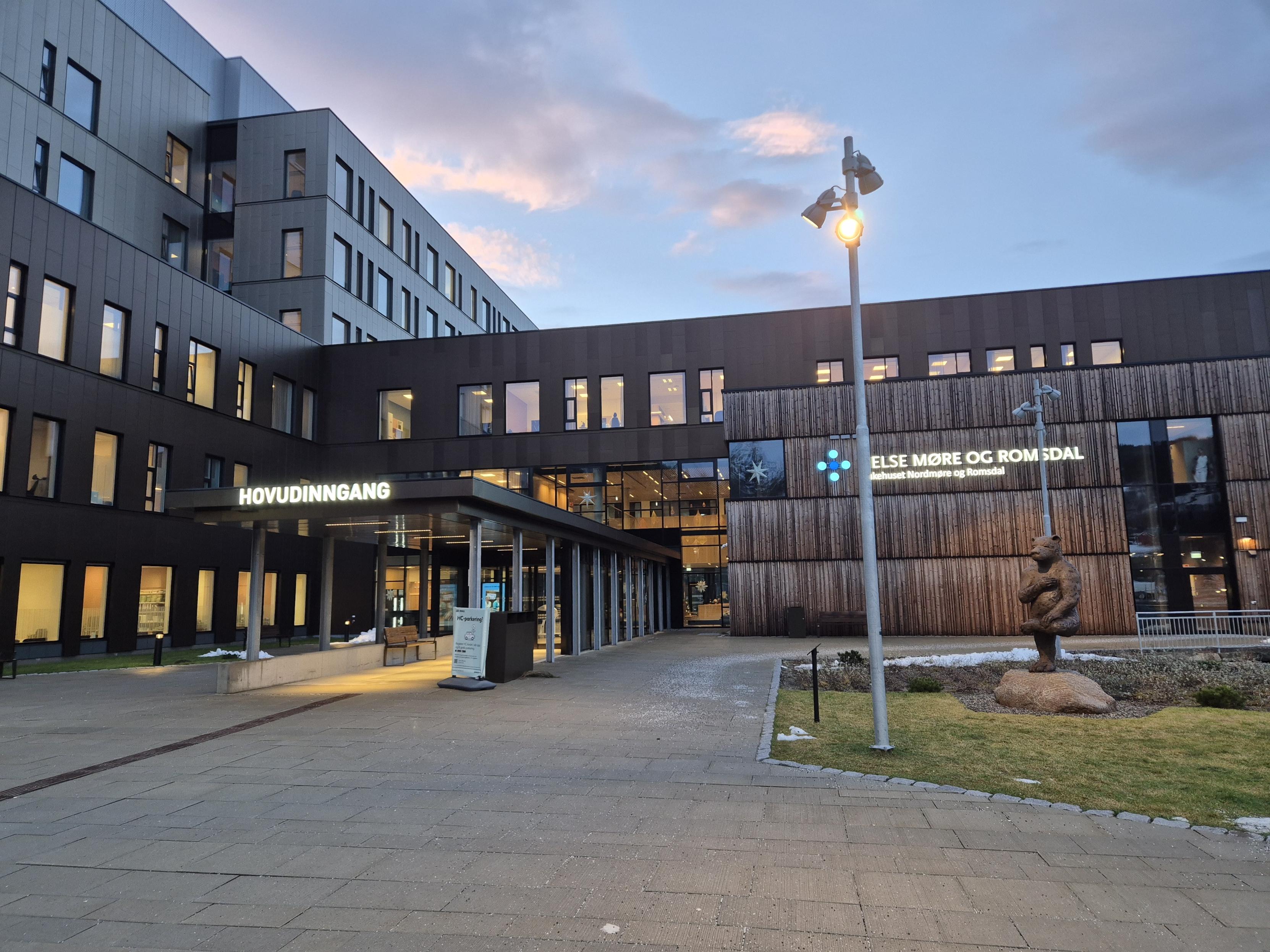 En bygning med et skilt på